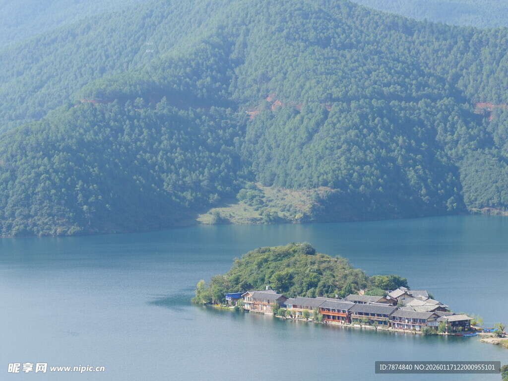 湖中小岛景致迷人