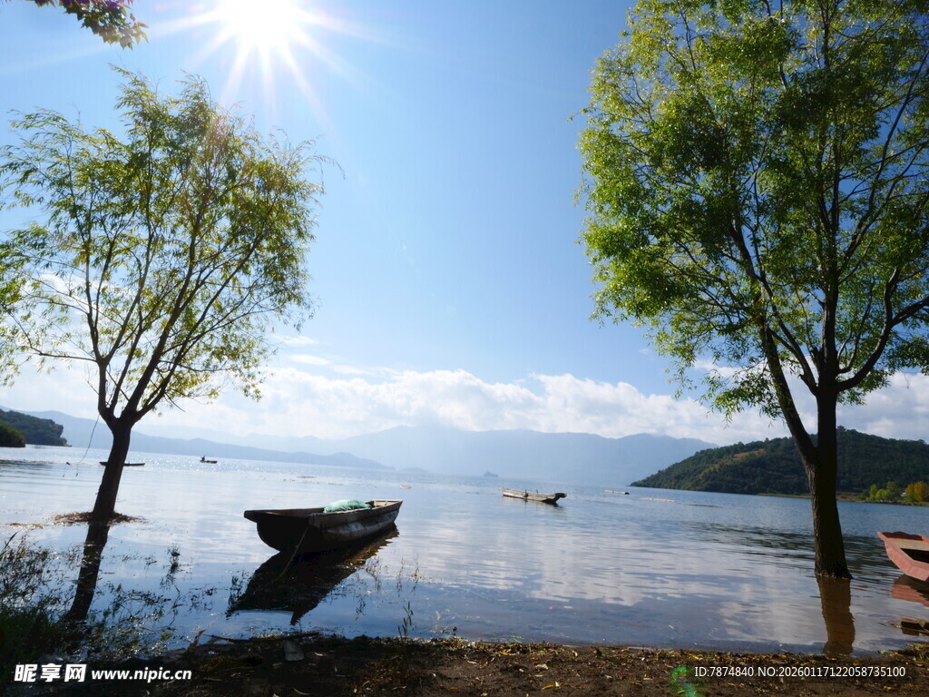 湖畔小船与绿树蓝天美景