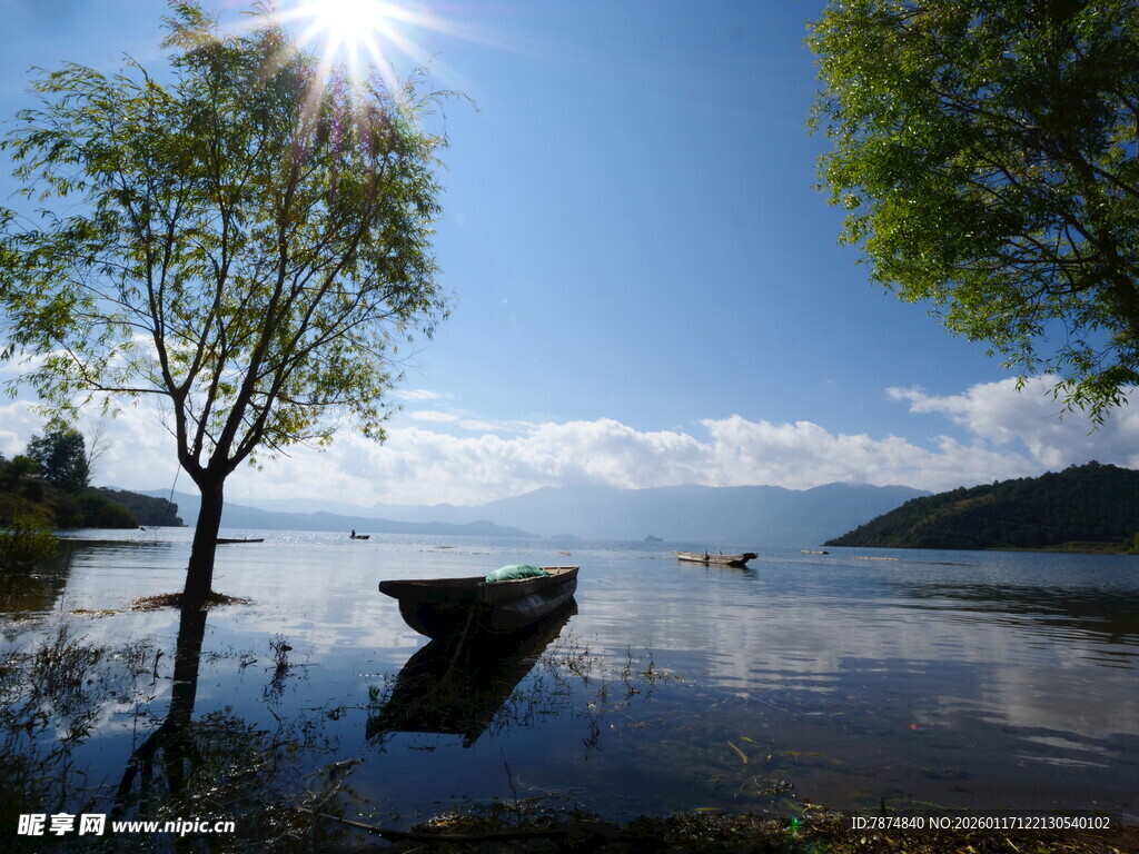 湖畔小船映蓝天绿树