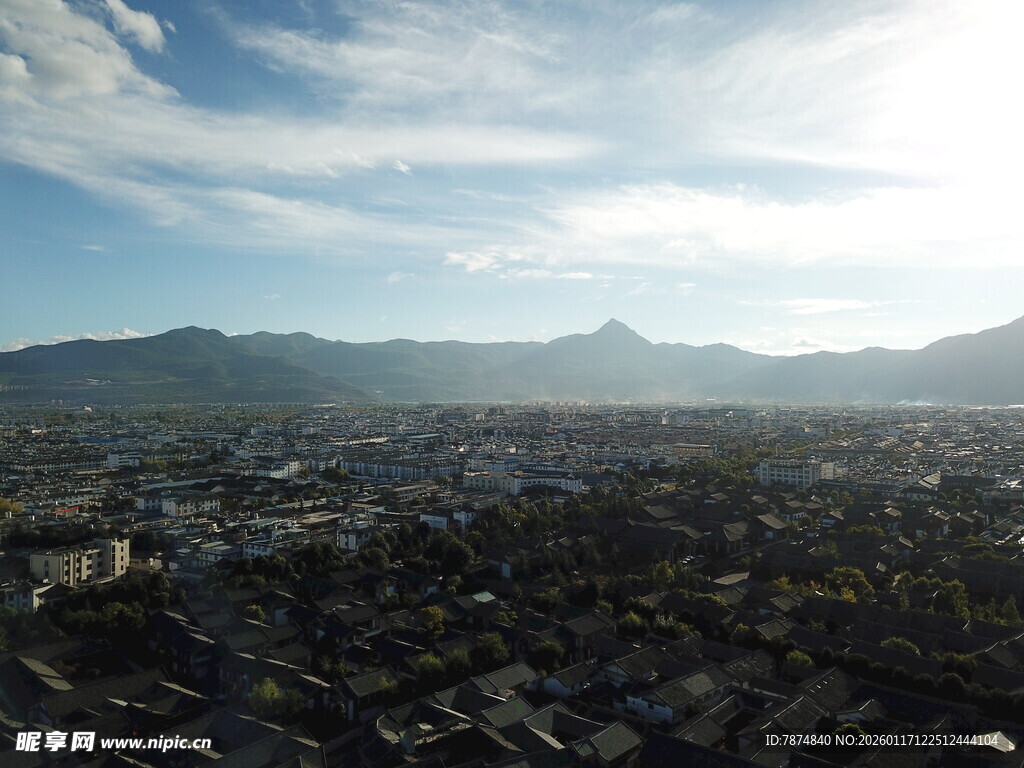 俯瞰城市与远山美景