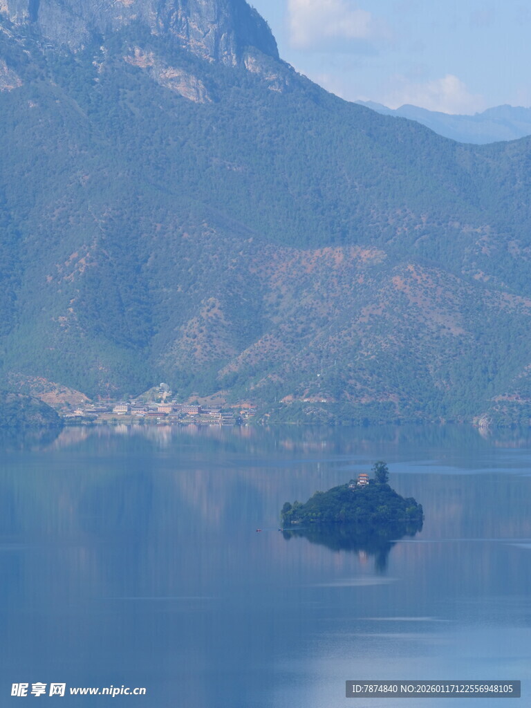 湖中山岛与远处山峦美景