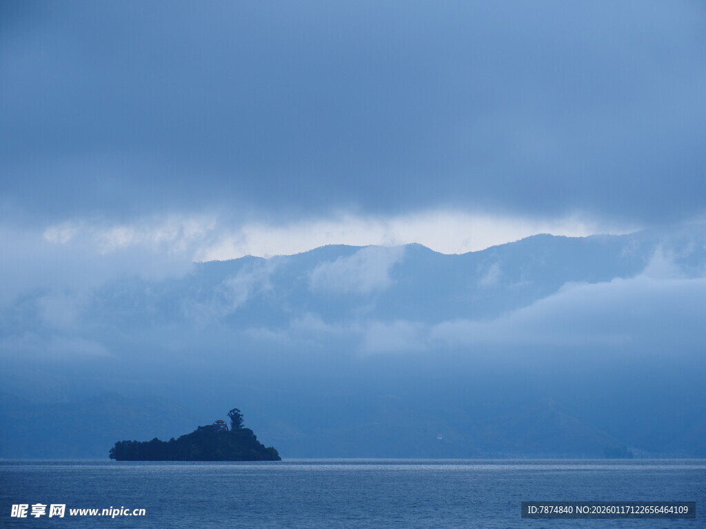 海上孤舟于云雾笼罩间