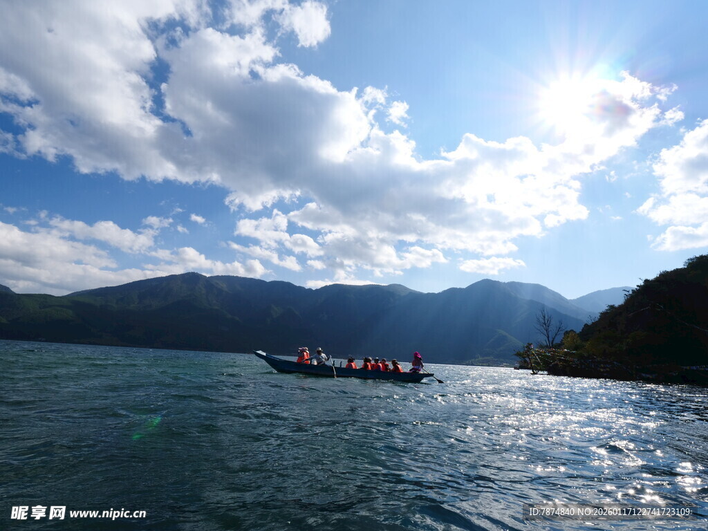 湖面上的游船与蓝天白云