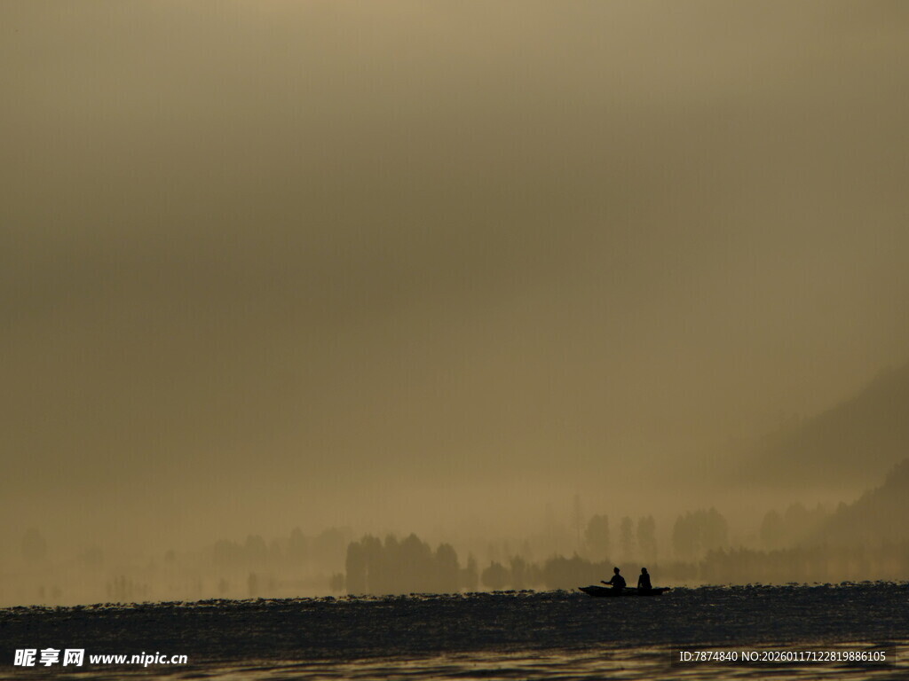海上孤舟 雾霭中的静谧景象
