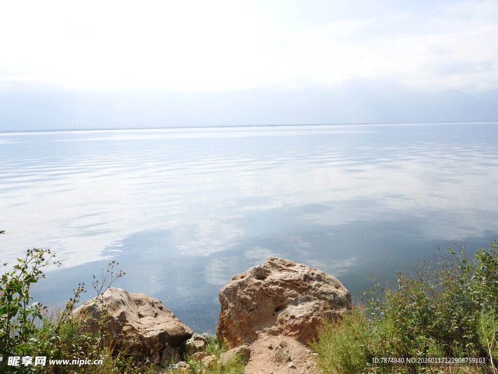 山巅俯瞰辽阔水域美景