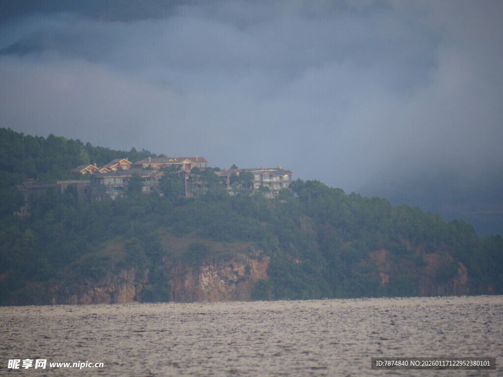 湖畔山峦间的朦胧景致