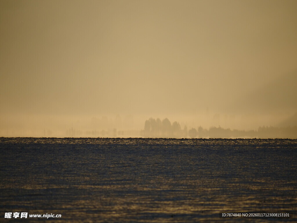 海上黄昏中的朦胧城市景观