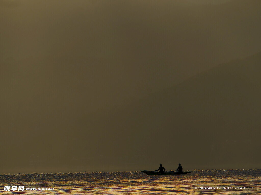 黄昏海面的孤舟