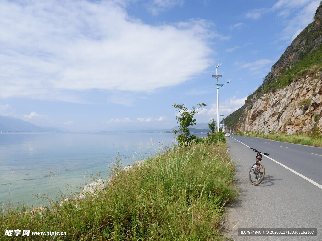 山间骑行路 美景伴身旁