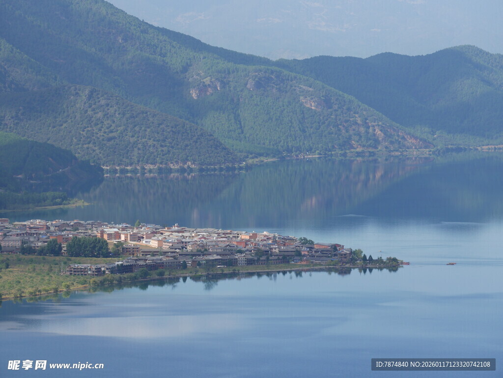 湖畔小镇依山傍水美景