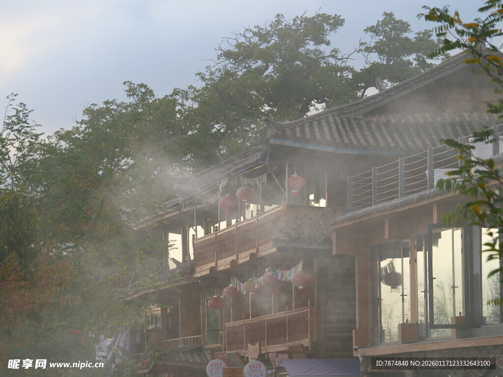 古建雾气缭绕的诗意景象