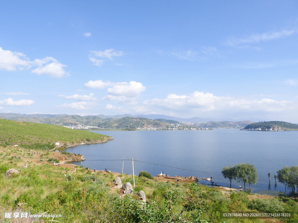 湖畔美景 青山绿水映蓝天