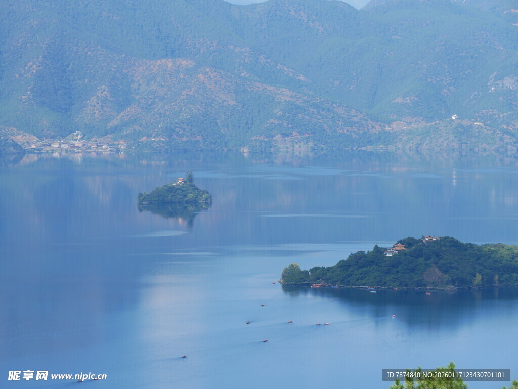 湖光山色中的岛屿风光