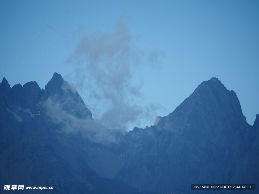 山间云雾缭绕的壮美景色