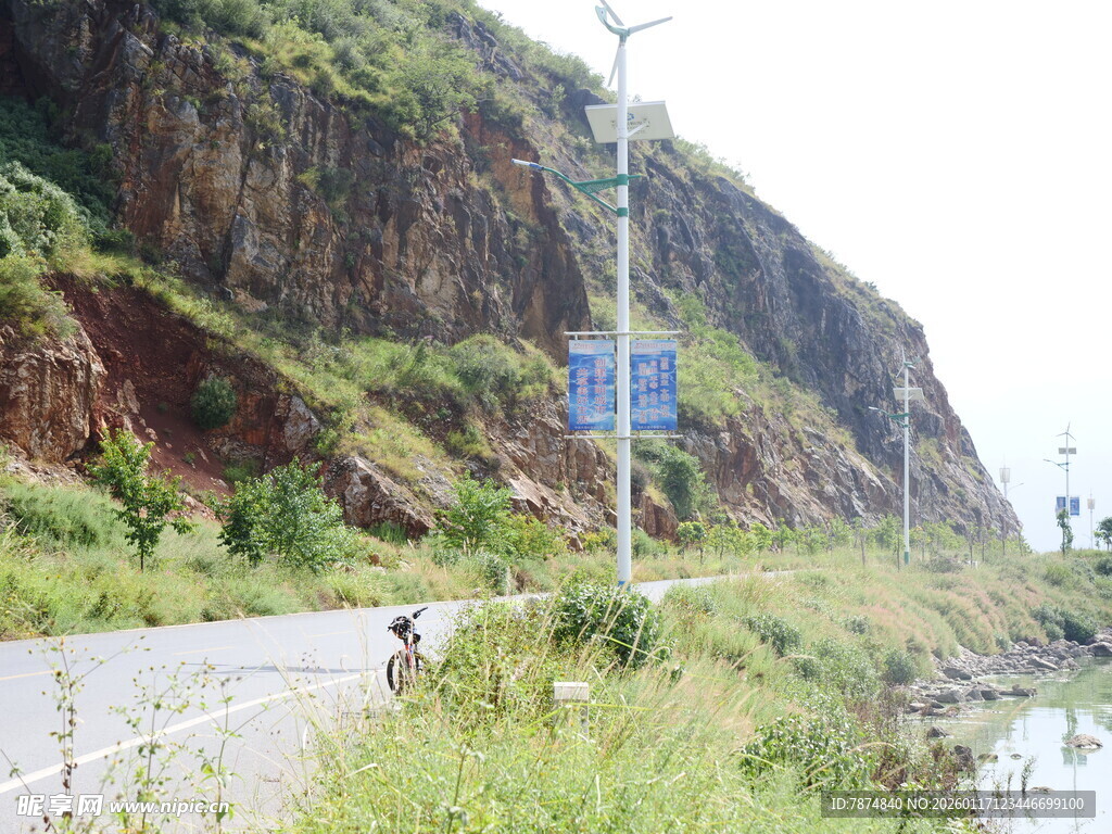 山间公路旁的指示牌