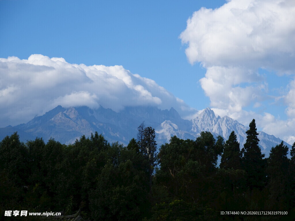 山林之上的壮丽云山景