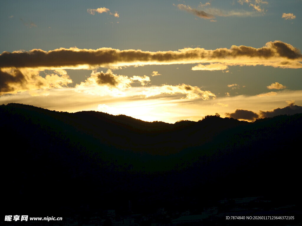 日落时分的山峦美景