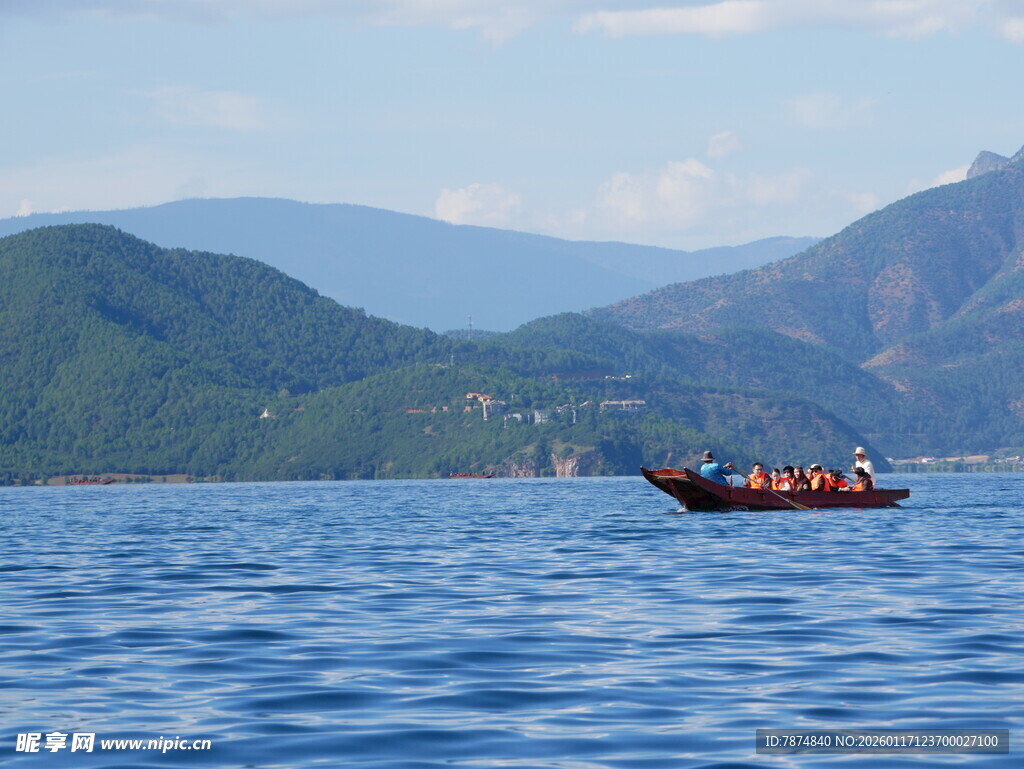 湖上泛舟赏青山美景