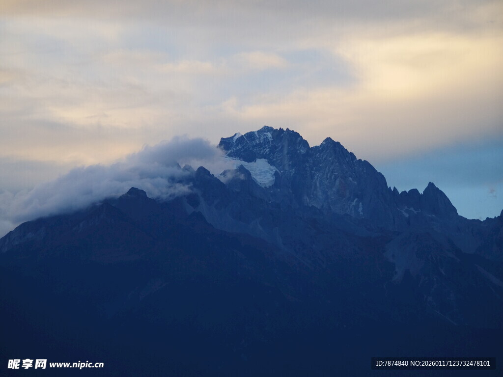 云雾缭绕的巍峨山峰