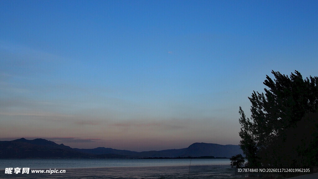 湖畔黄昏景