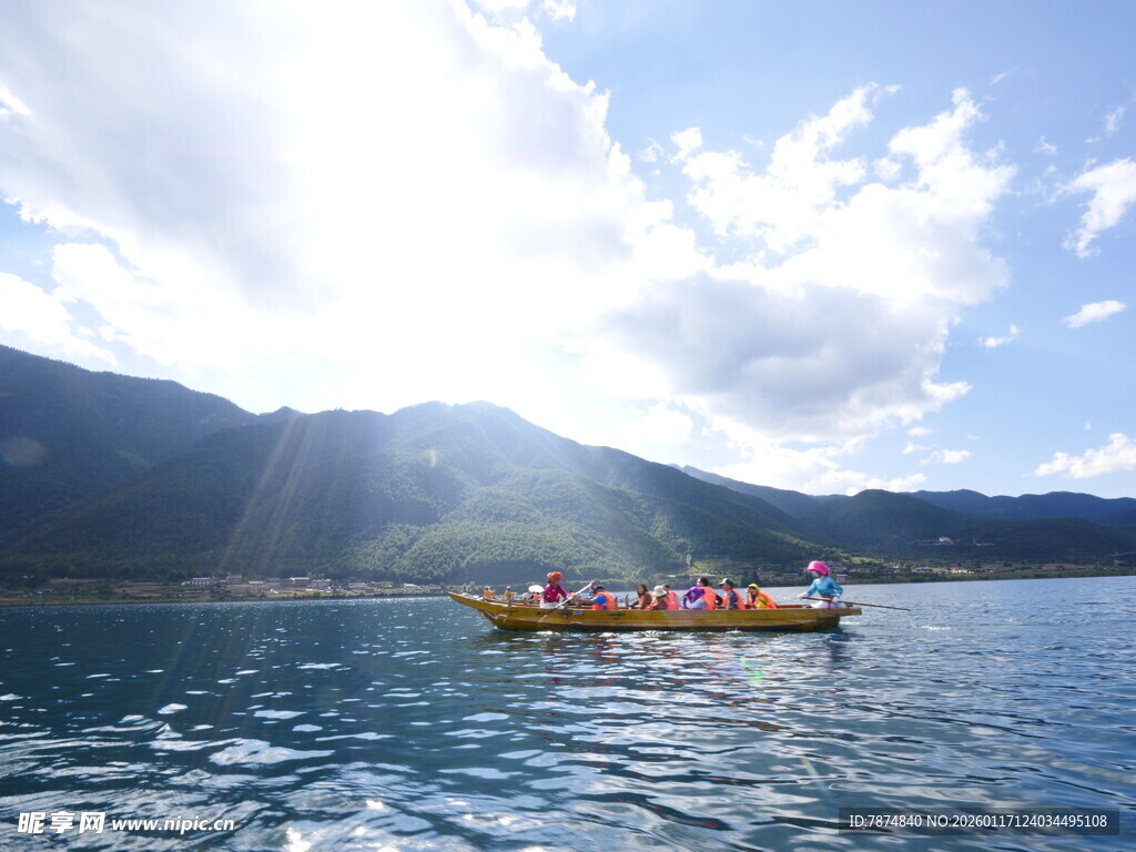 湖上泛舟赏山水美景