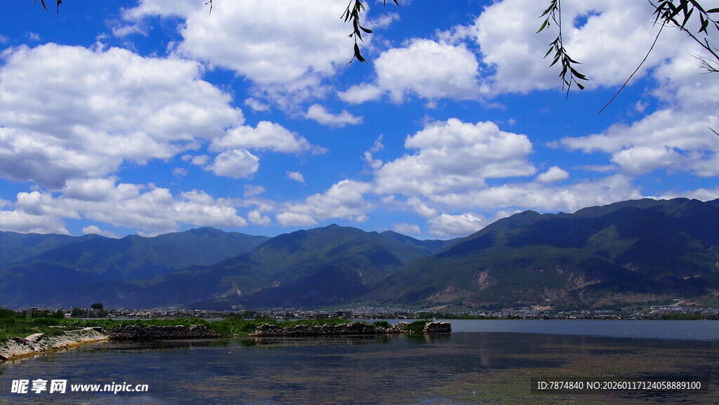 湖畔蓝天青山美景