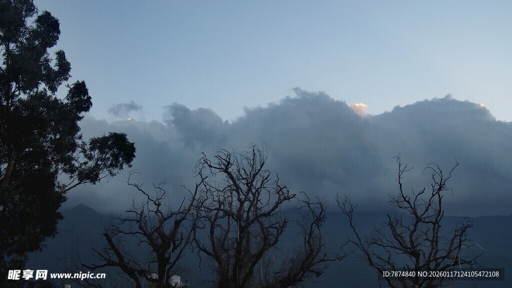 山间云雾缭绕的萧瑟景象
