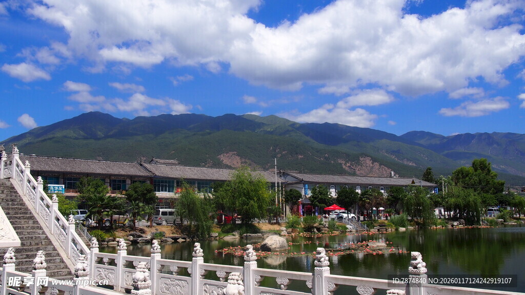 湖畔美景 远山白云相映