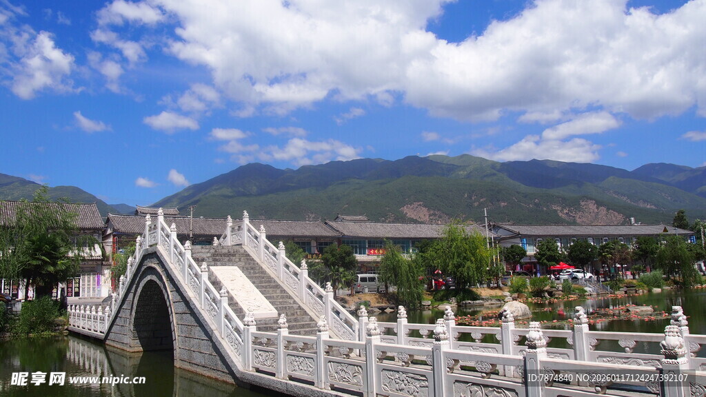 中式古桥与山水美景