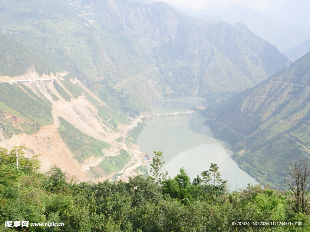 壮丽山河间的蜿蜒河流