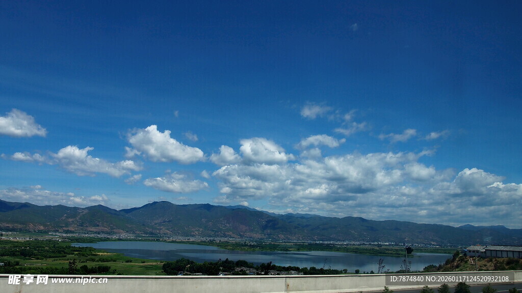 蓝天碧水间的美丽风光