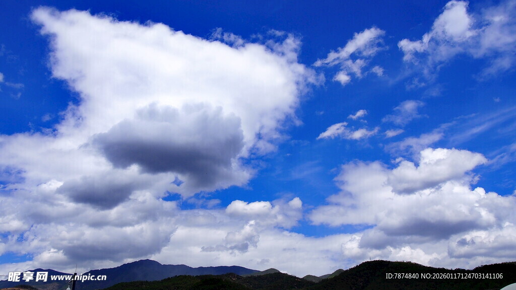 蓝天白云下的山峦美景