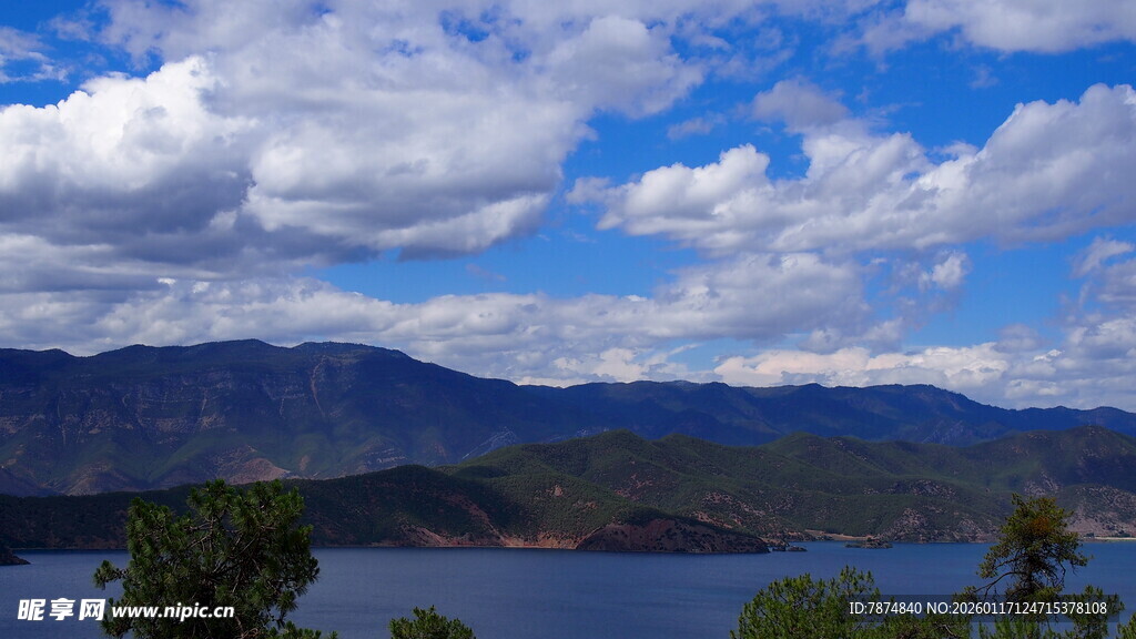 蓝天白云下的山水美景