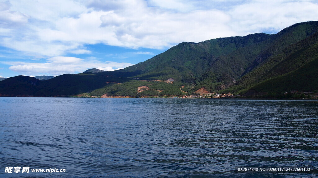 宁静湖景与远处山峦