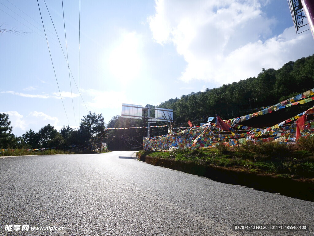 赛道旁人群聚集的赛车场景