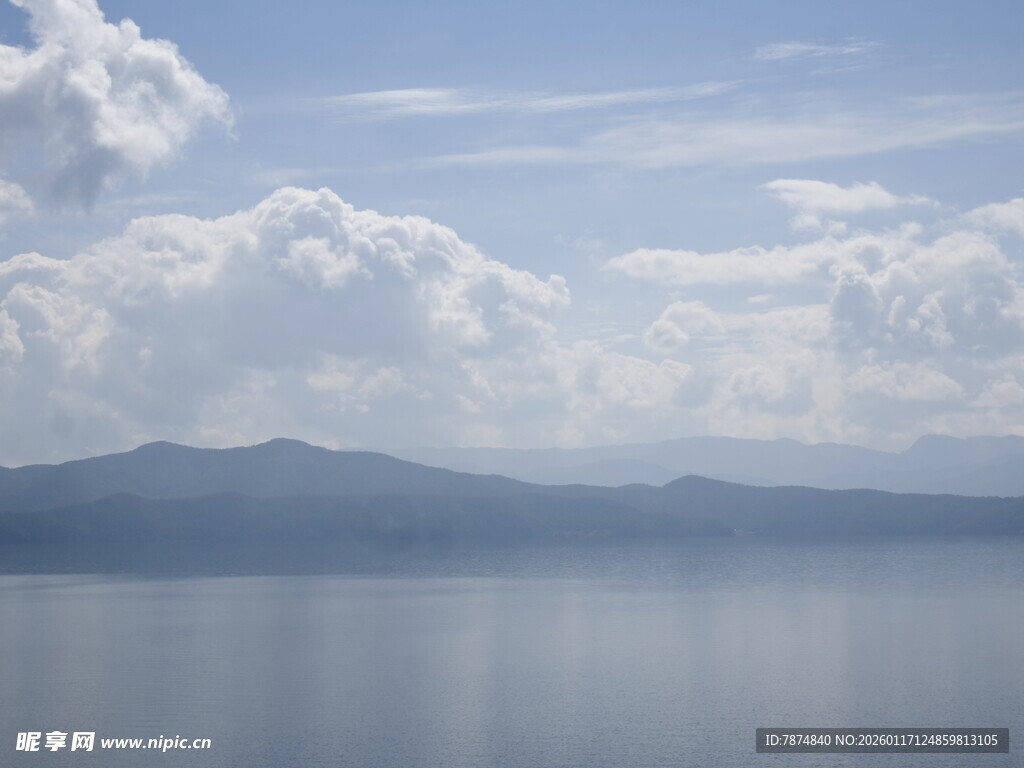 宁静湖景与远山蓝天白云