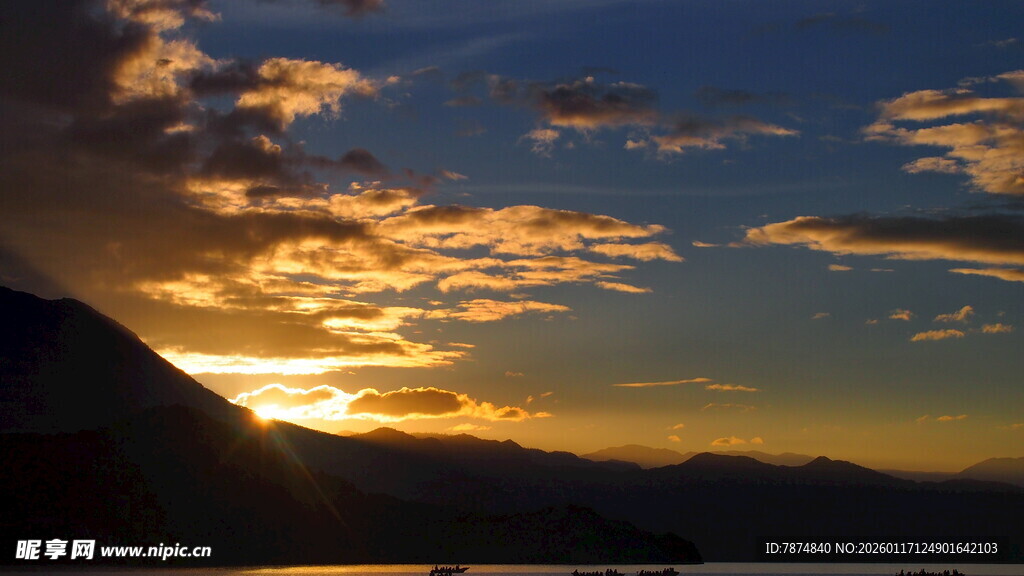 日落时分的壮丽天空景观
