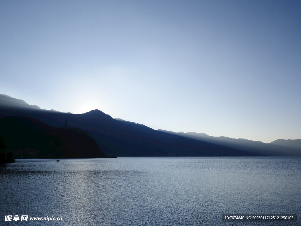 湖畔暮色中的山水景致