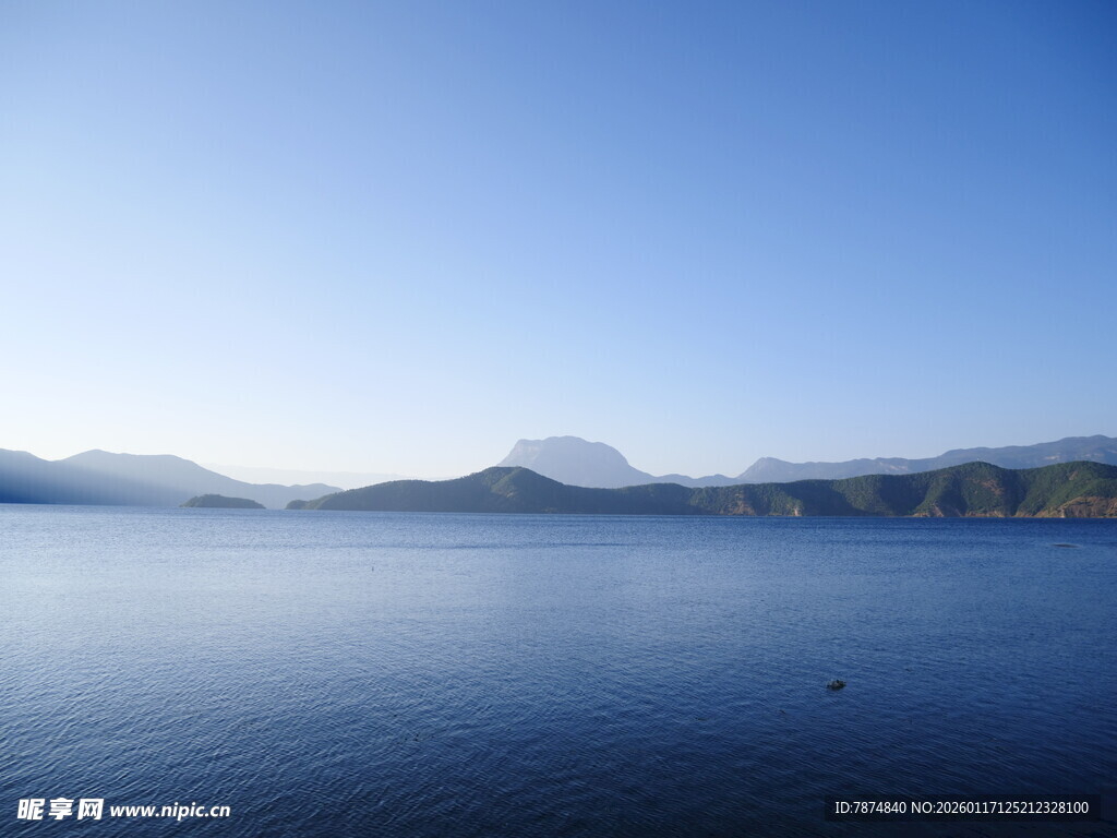 宁静湖景与远处山峦