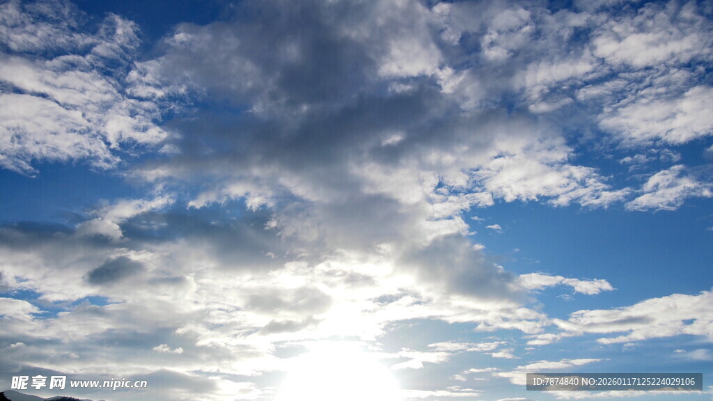 蓝天白云下的耀眼阳光