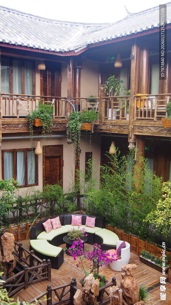 庭院内景 雅致桌椅花卉布置