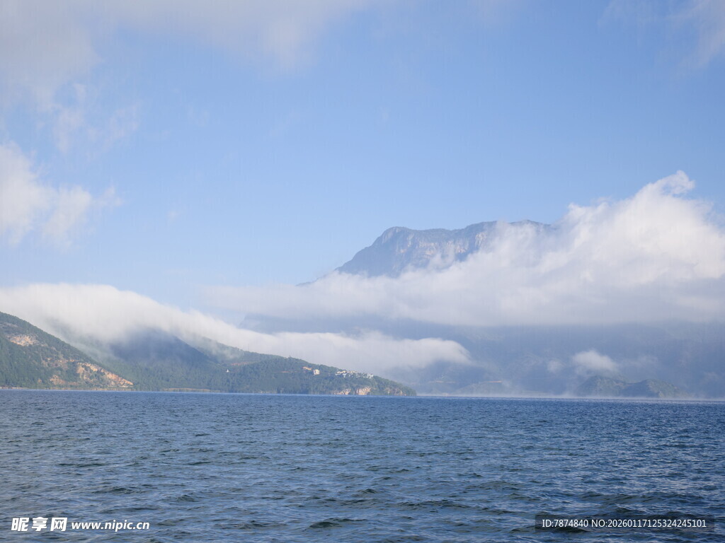 云雾缭绕的山水湖景