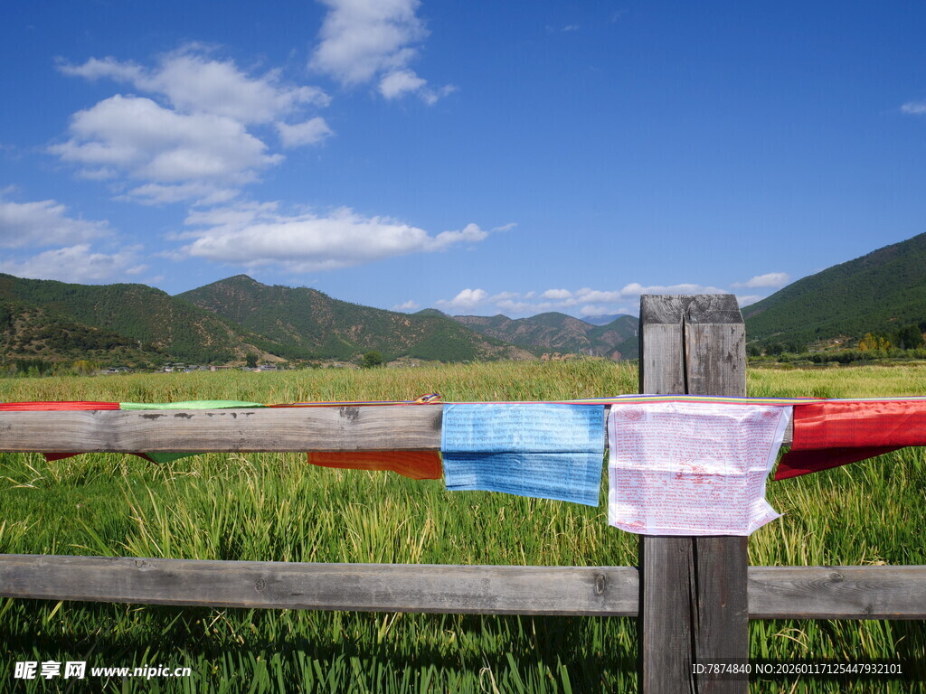 田园风光中的木栅栏标识