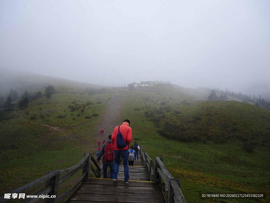 雾中栈道上的徒步旅行者