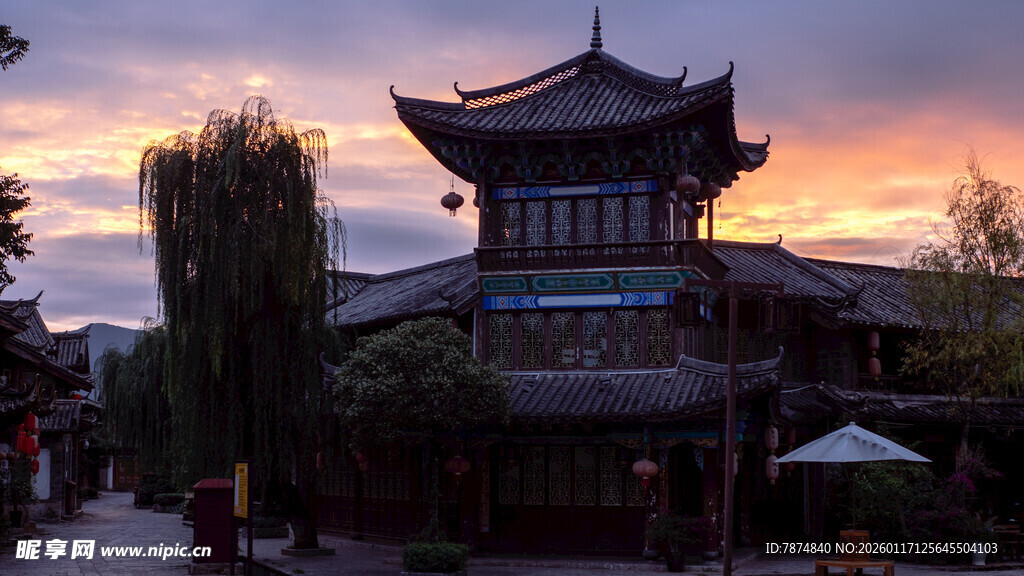 夕阳下的中式古建筑景观