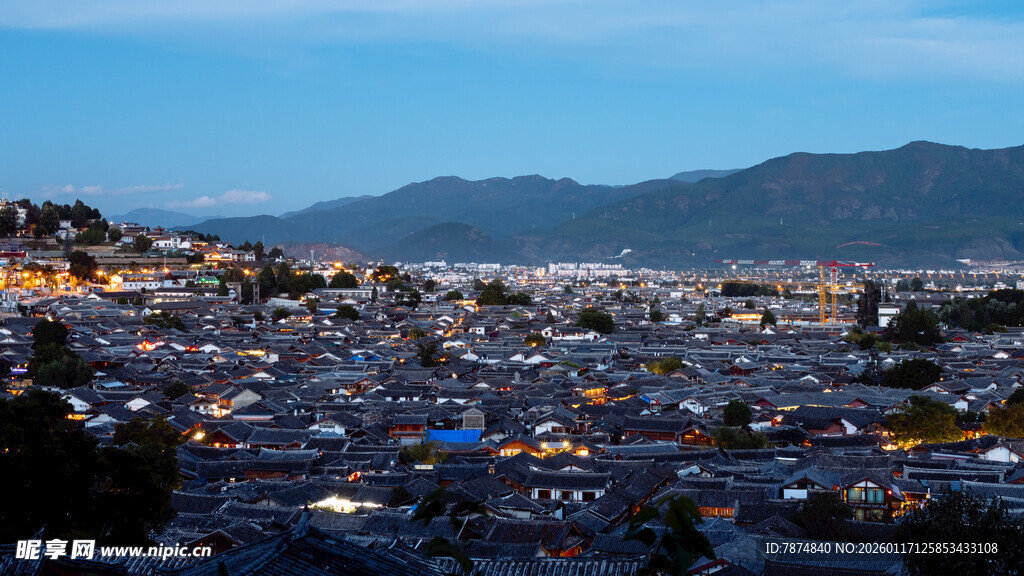 俯瞰城市与远山美景