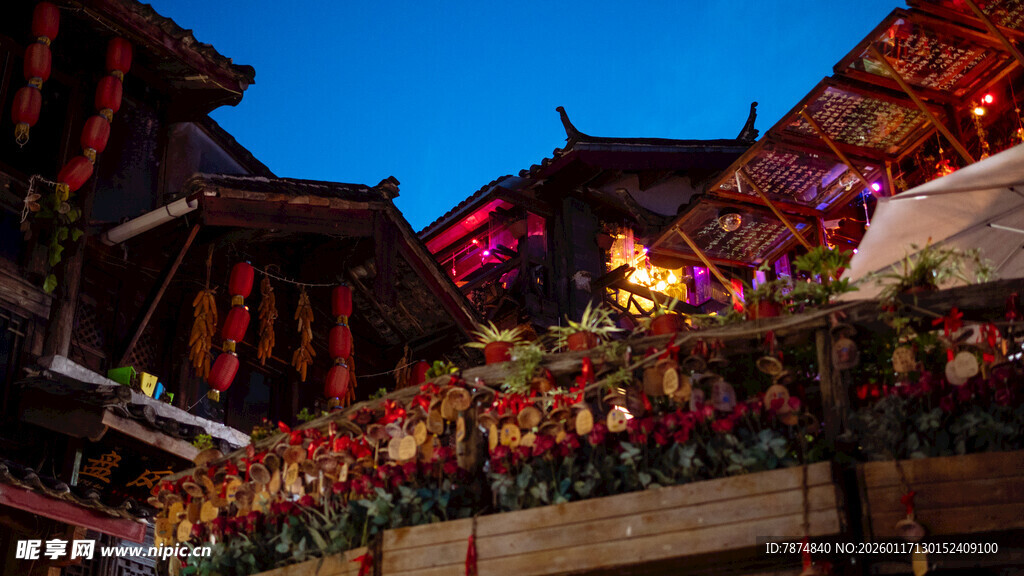 古街夜景 绚烂灯火映楼阁