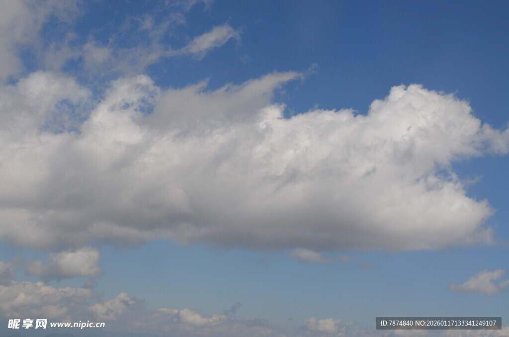 蓝天中的蓬松白云