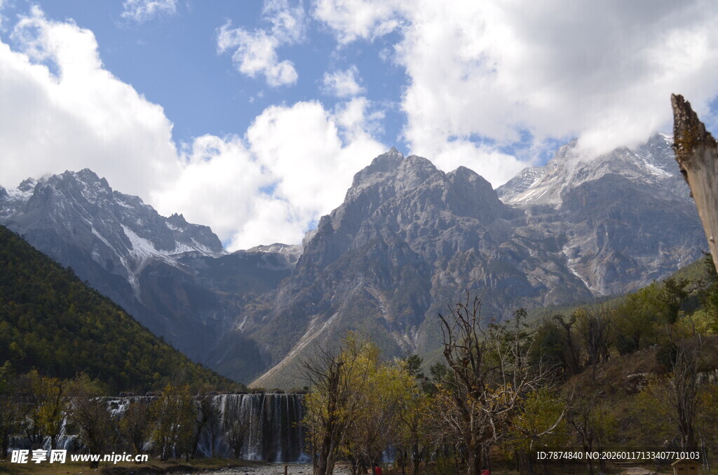 壮丽山景 蓝天白云下的巍峨
