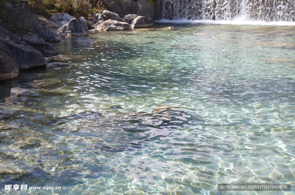 清澈见底的山间溪流